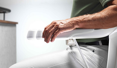 Ρυθμιζόμενα μπράτσα στον Stannah Solus