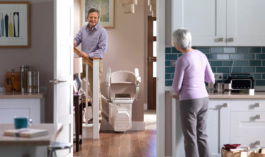 Ένας άνδρας κάθεται σε έναν ανελκυστήρα σκάλας