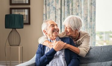Ευτυχισμένο ζευγάρι στο σπίτι του, που ζει ανεξάρτητο