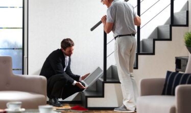 Σύμβουλος της Στάνα πραγματοποιώντας αξιολόγηση σκάλας.