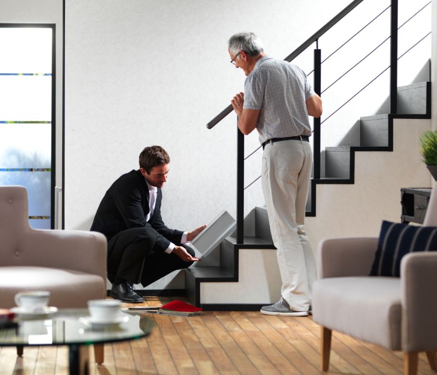 Σύμβουλος της Στάνα πραγματοποιώντας αξιολόγηση σκάλας.